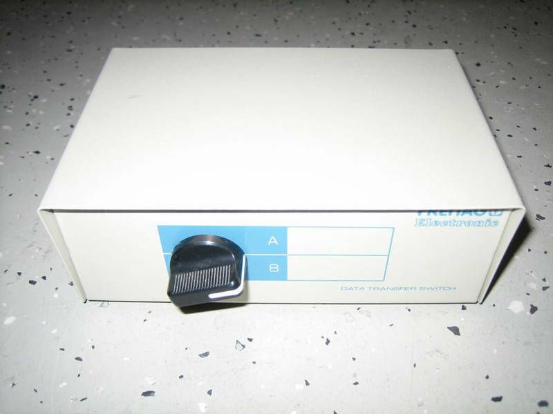Eine Kiste voller PC Zubehör Kabel Monitor Drucker Netzwerkkarte in Tuttlingen