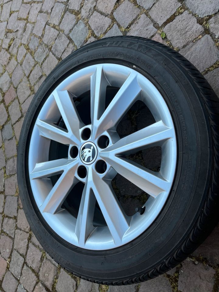 Reifenfelgen mit Reifen 215/45R16 der Marke Skoda und Bridgestone in Deidesheim