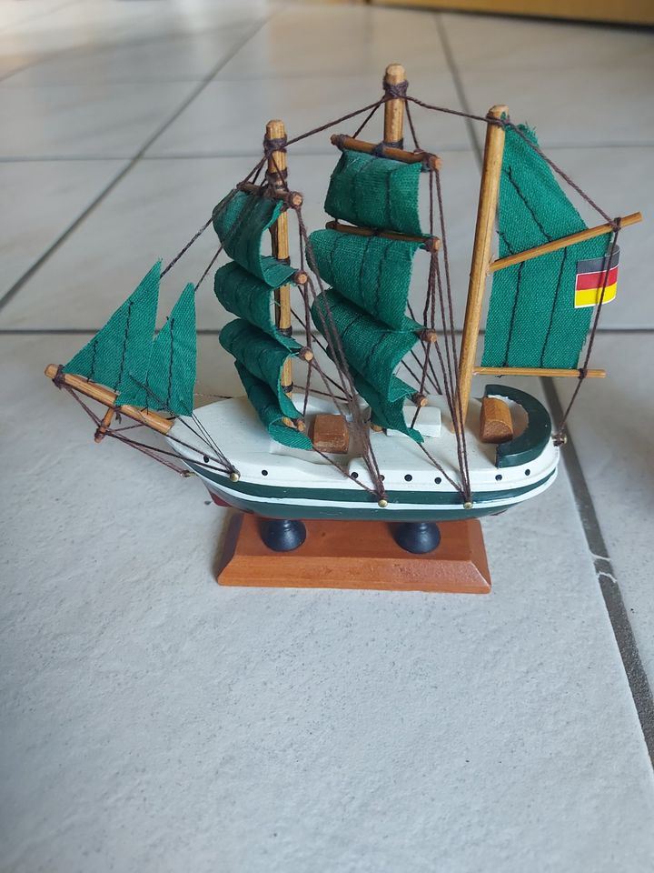 Modellbau Schiffe aus Holz in Morsbach