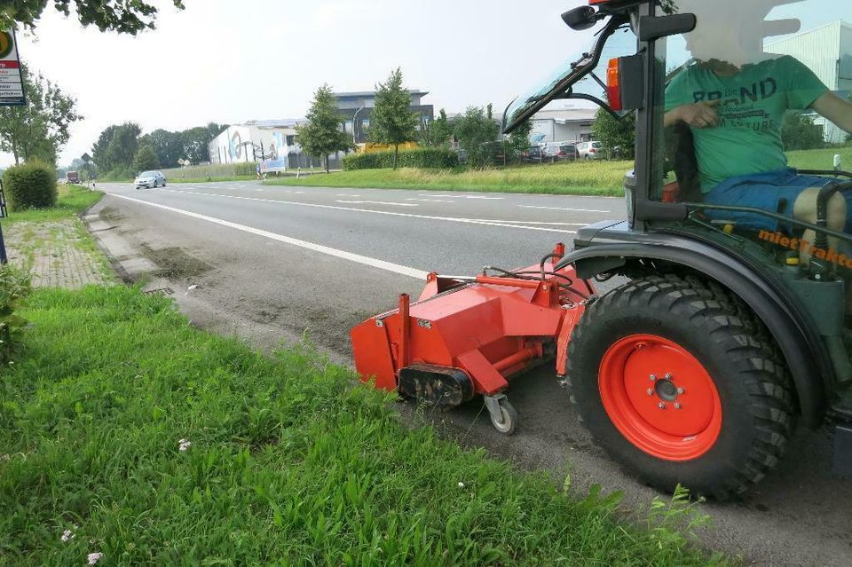 Flächenreinigung mit Kehrmaschine – mietTraktor.de in Nottuln