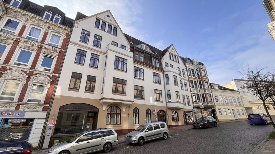 Innenstadtnahes Zinshaus! Solide Investition – Stilvolles Mehrfamilienhaus mit 10 WEH und einer GWE in Flensburg