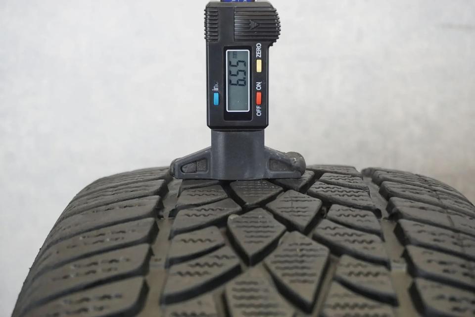 2 Winterreifen 215/60R16 99H XL Dunlop 6,5mm SP Wintersport 3D in Hattenhofen