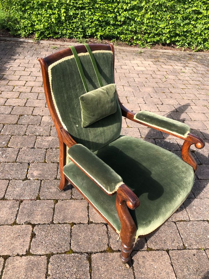 Wunderschöner antiker Sessel in grünem Samt in Haigerloch
