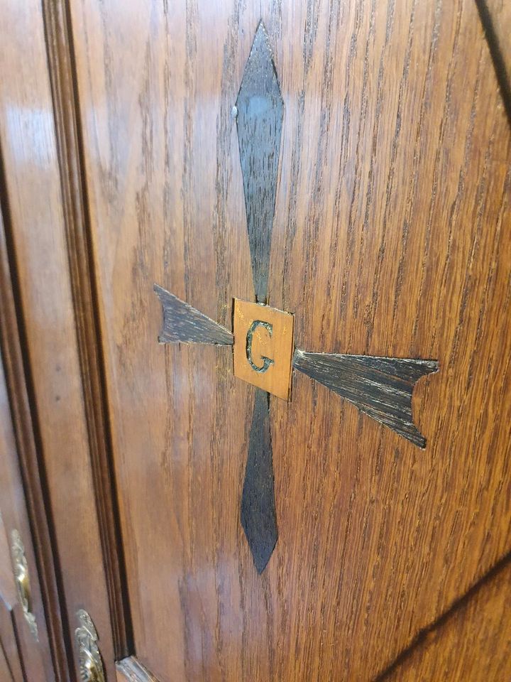 Biedermeier Möbel Eiche  Jugendstil Antik Wäscheschrank Schrank in Zellingen