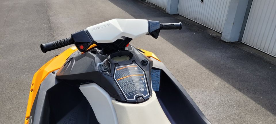 SEADOO Spark 3up IBR auf Trailer mit Zubehör in Leverkusen