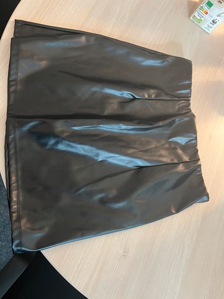 Verkaufe zwei hübsche Röcke - in hellblau / schwarz in Berlin