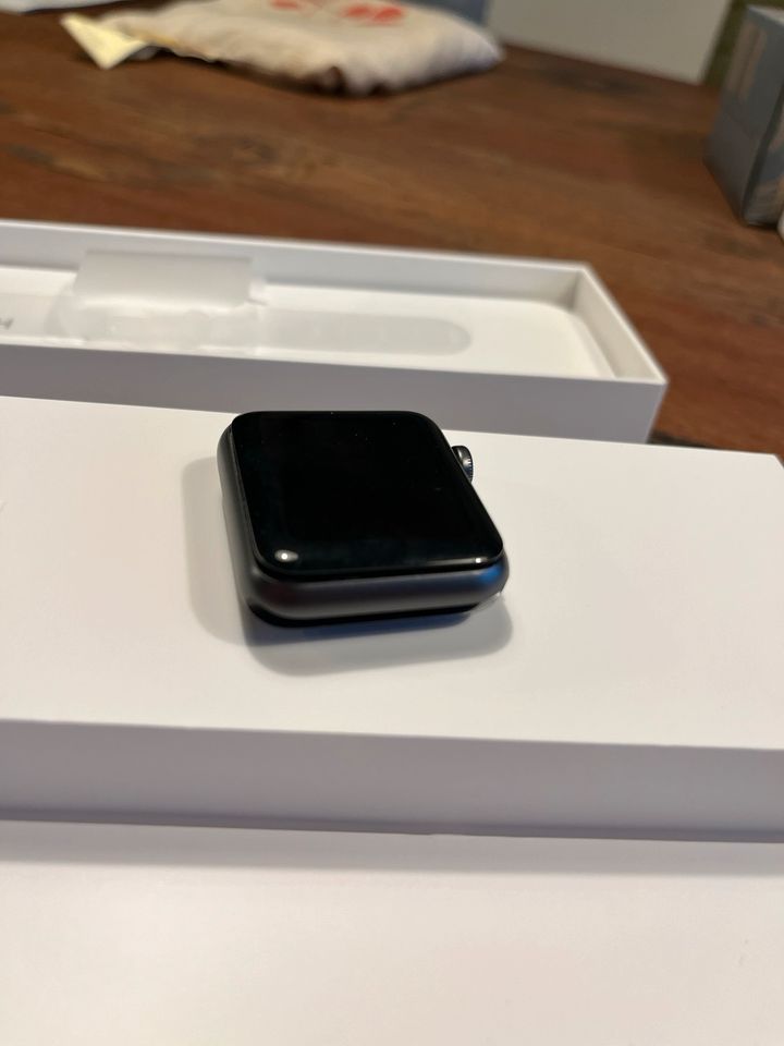 Applewatch Series 1 Space Gray Aluminium 42mm Defekt in Rommerskirchen