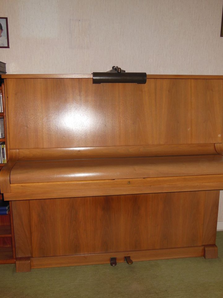Klavier, 1908, Fa. Mann, Echtholz Nussbaum, mehrfach überholt in Krefeld