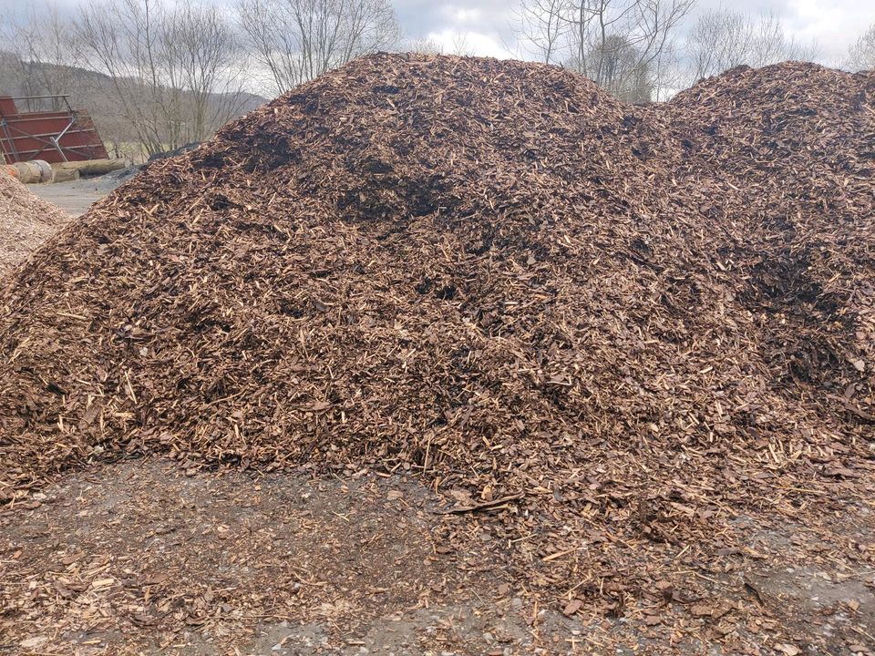 Gesiebter Mutterboden Rindenmulch Kies Schotter in Einbeck