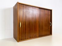 WMK Formschöner und gut erhaltener Mid-Century Hängeschrank mit praktischen Schiebetüren und Originalgriffen # Hängekommode Wandkommode Hängeregal Hängevitrine Küchenhängeschrank Vintage Retro 60er Friedrichshain-Kreuzberg - Friedrichshain Vorschau