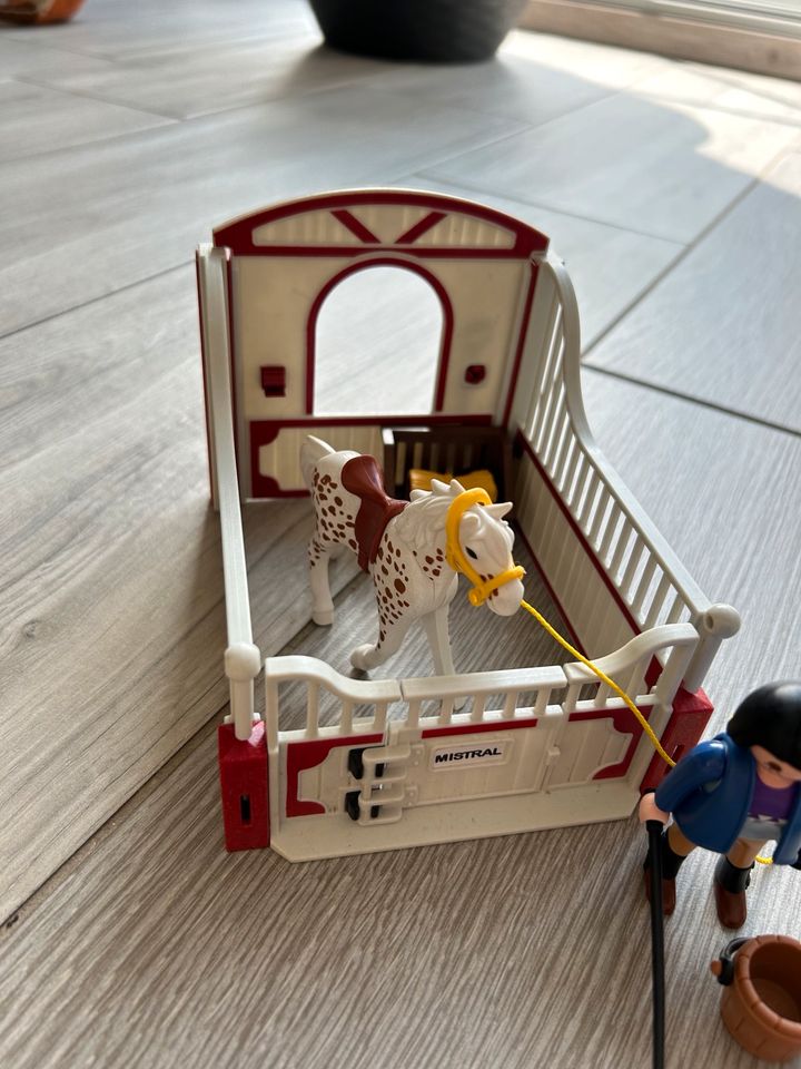 Playmobil Pferdeboxen 5107 und 5112 (+eine weitere) in Kirchhain