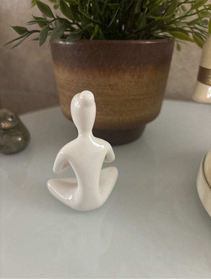 Ruhe Figur , Frau Yoga Figur . Weiß Porzellan in Kiel