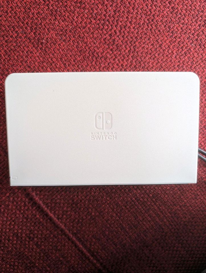 Nintendo Switch OLED weiß + Spiele und Transporttasche in Oberursel (Taunus)