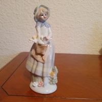 Alte Mädchen Figur aus Porzellan, ca.18 cm, Sockel ca. 6 cm Nordrhein-Westfalen - Altena Vorschau