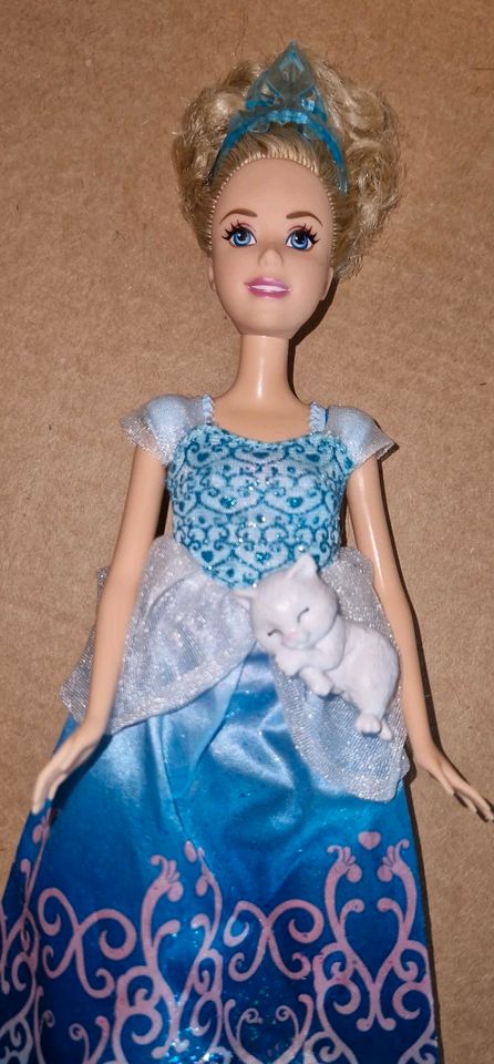 Barbie Puppe Mattel 2012 Disney Cinderella mit Katze in Algermissen