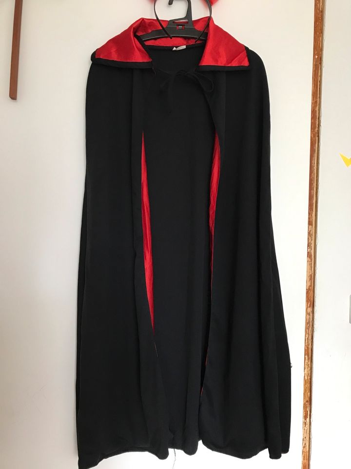 Kostüm mit Cape Umhang Neu und one Size ( ab 110 cm) in Berlin