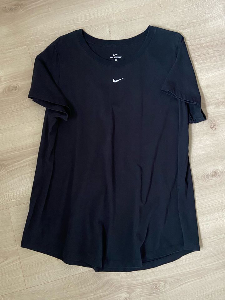 Nike Radler Shorts + T-Shirt - Größe M in Erkrath