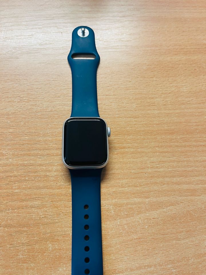 Apple Watch SE (GPS, 40mm) - Silber,  inkl. Zubehör in Offenbach