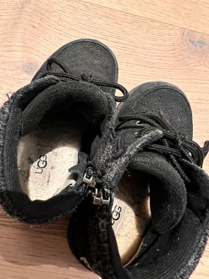 Offizieller UGG Winterschuhe Gr. 26 in Solingen