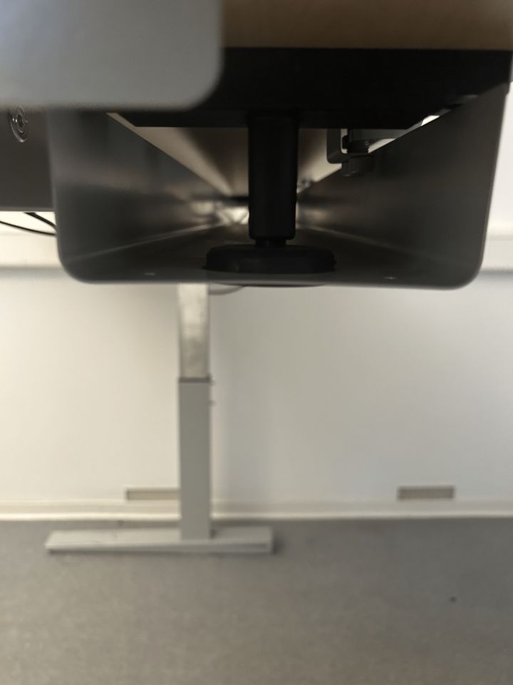 Hochwertiger, höhenverstellbarer Schreibtisch (groß)(2 Verfügbar) in Wallhausen