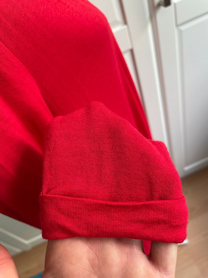 Neuwertig- leichte, schlichte Strickjacke/Cardigan,rot,Manguun,40 in Meerbusch