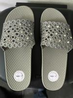 Bade Pantolette Grau mit Strass  Gr. 39 Hessen - Steinbach Vorschau