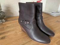 Esprit Lederstiefeletten mit Keilabsatz braun Gr. 39 neuwertig Schleswig-Holstein - Jörl Vorschau