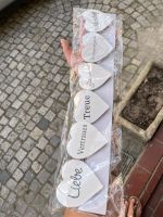 Wir heiraten - Fotogirlande mit Herzchenklammern in weiß | Deko Bayern - Würzburg Vorschau