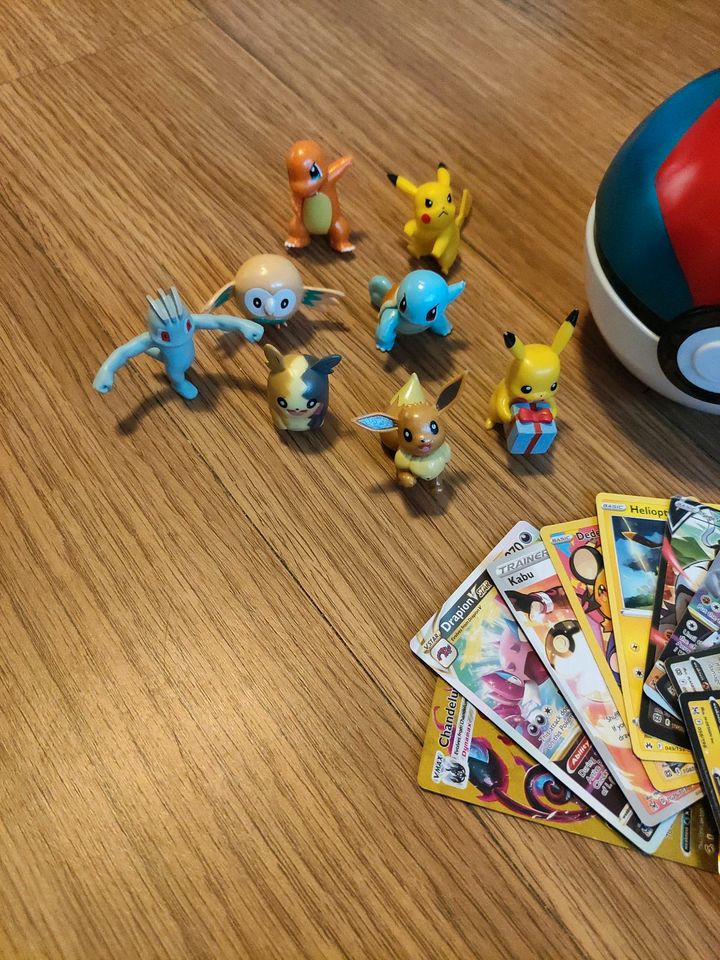 Pokémon Karten + Kugel und Dose + Figuren in Hamburg