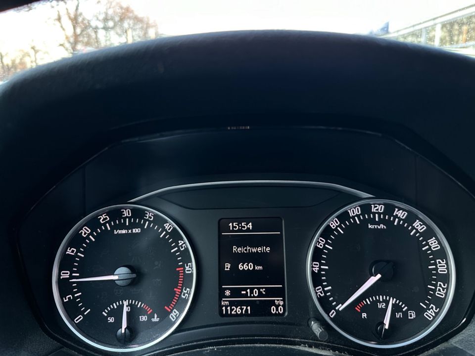 Skoda Octavia Combi Ambiente 1.6 TDi Schiebedach AHK in Holzminden