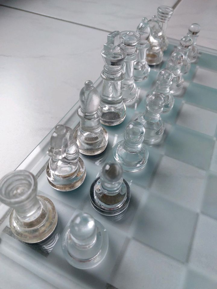 Hochwertiges Schachspiel aus Glas in Hockenheim