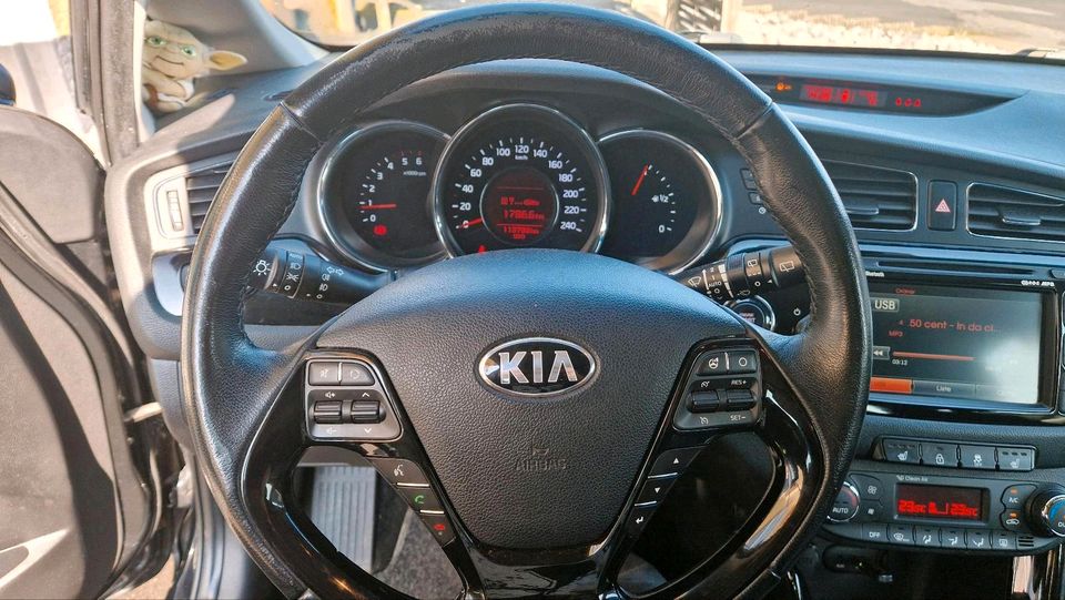 KIA Ceed 1,6 crdi Bj 2015 wenig Kilometer guter Zustand in Neunkirchen Siegerland