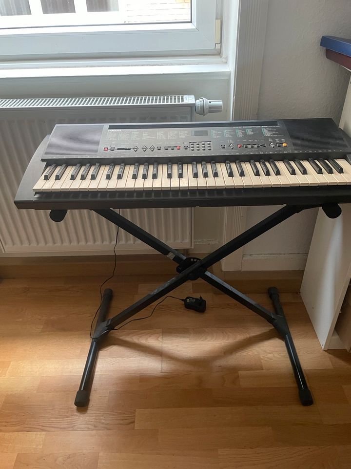 Keyboard Yamaha PSR 200 mit Ständer in Stuttgart