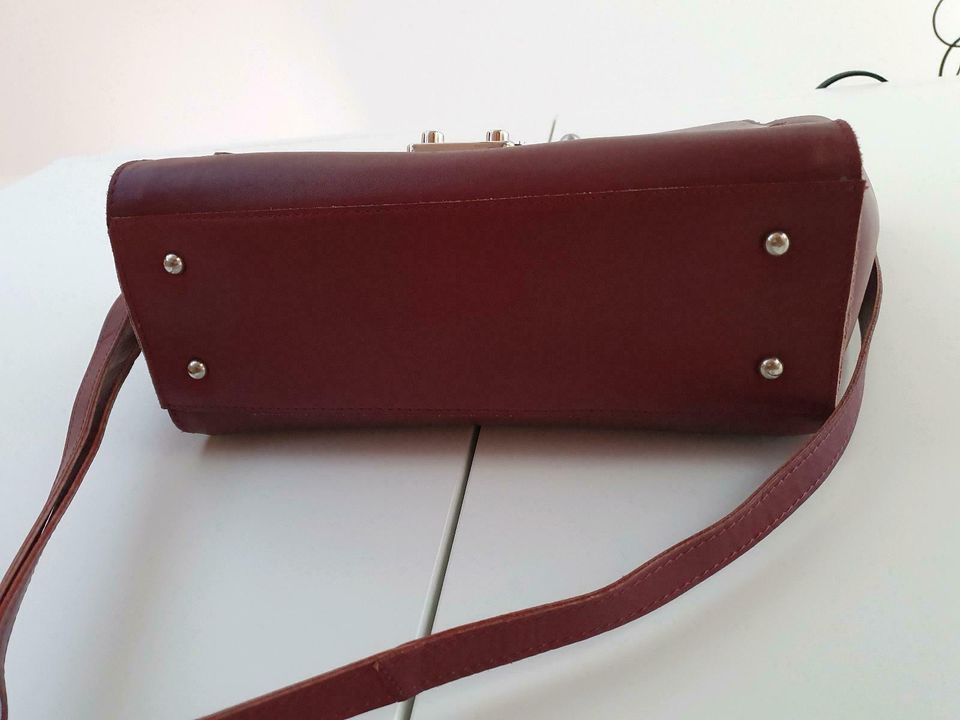 Feynsinn Handtasche Schultertasche bordeaux burgundy TOP in Aschheim