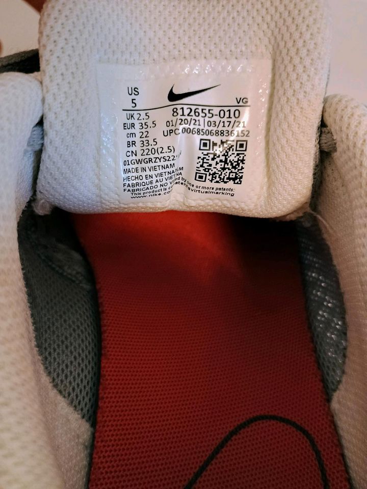 Nike Sneaker Turnschuhe leicht grau weiß US 5 Größe 35.5 in Hauneck