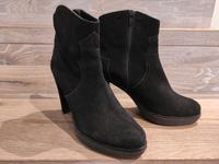 Unisa Stiefel Stiefelette schwarz Leder Gummisohle 39/40 Niedersachsen - Wedemark Vorschau
