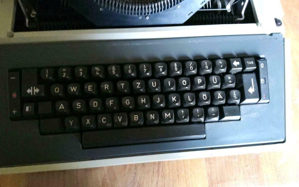 Elektrische Schreibmaschine Triumph  131 f voll funktionsfähig in St. Wendel