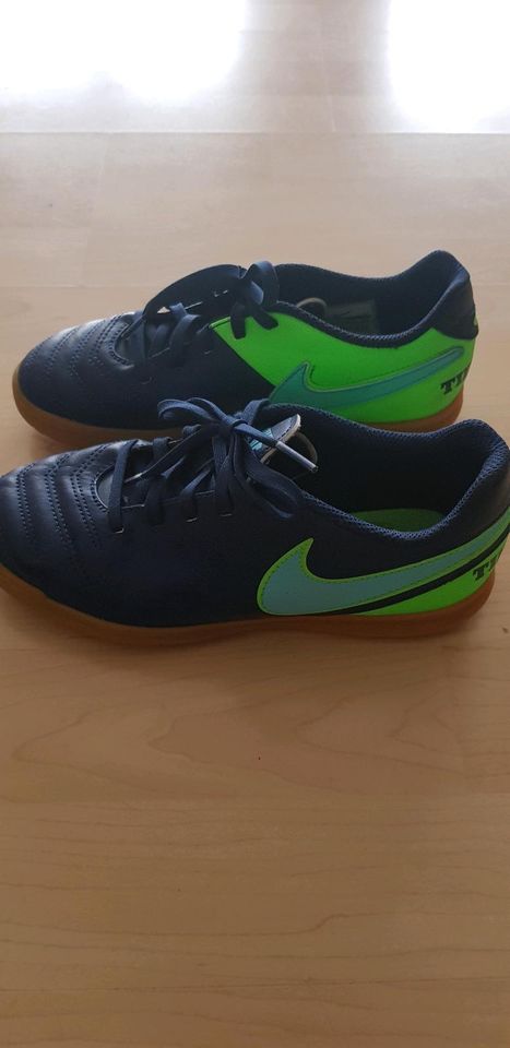 Nike Tiempo Gr. 34, dunkelblau/Neon grün! in Erlenbach am Main 