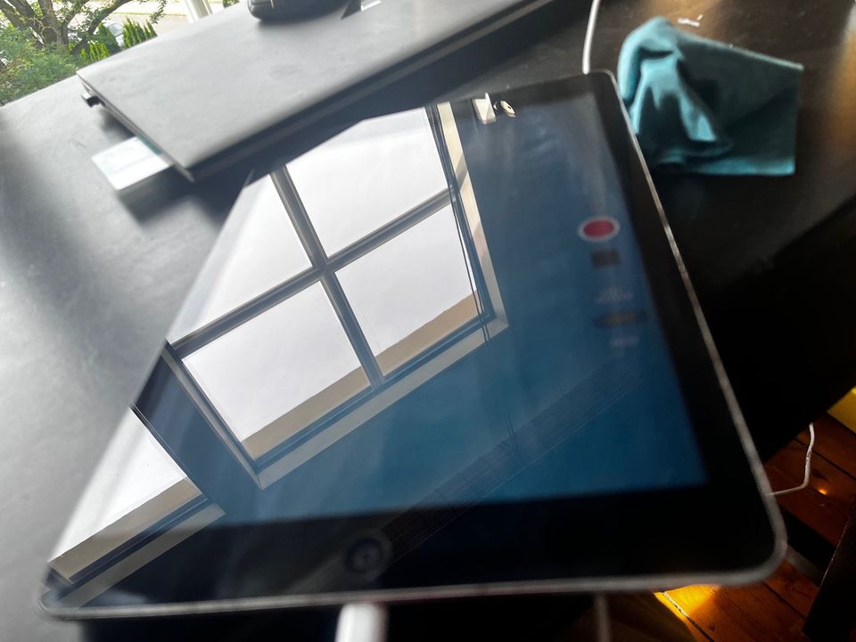 Apple iPad Air, 128 GB, WLAN und UMTS, Spacegrey in Lübeck
