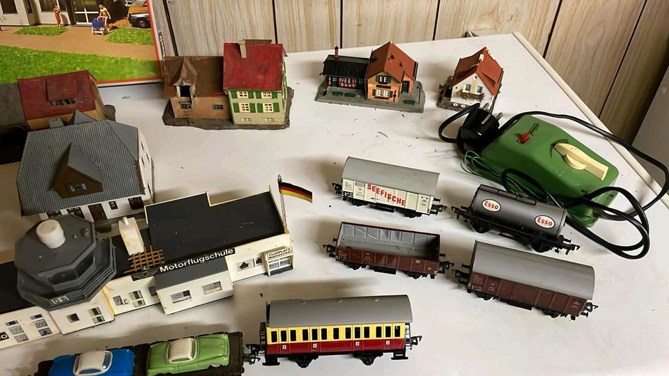 Modelleisenbahn schienen und Häuser. Diverses in Grevenbroich