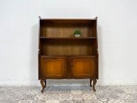 WMK Formschöner und sehr gut erhaltener Chippendale Bücherschrank mit hübschen Tatzenfüßen und Messinggriffen # Regal Bücherregal Highboard Kommode Schrank Stilmöbel Vintage 60er # Lieferung möglich Friedrichshain-Kreuzberg - Friedrichshain Vorschau