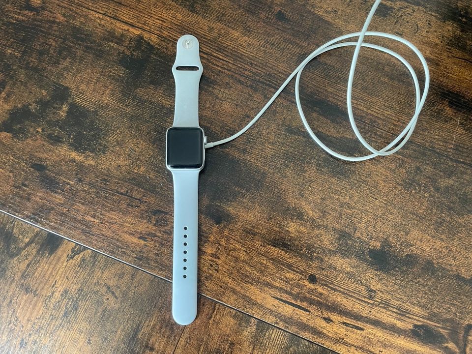 Apple Watch 3 (38mm) mit Ladekabel und mehreren Armbändern in München