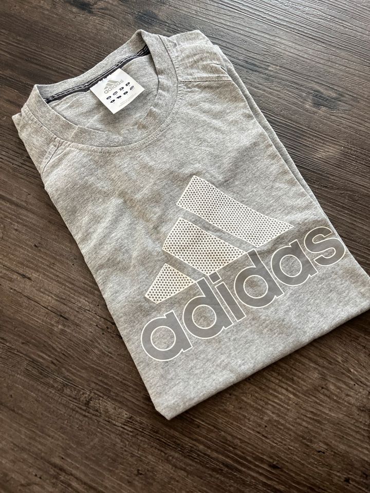 Adidas T-Shirt grau // Größe M in Niederfell