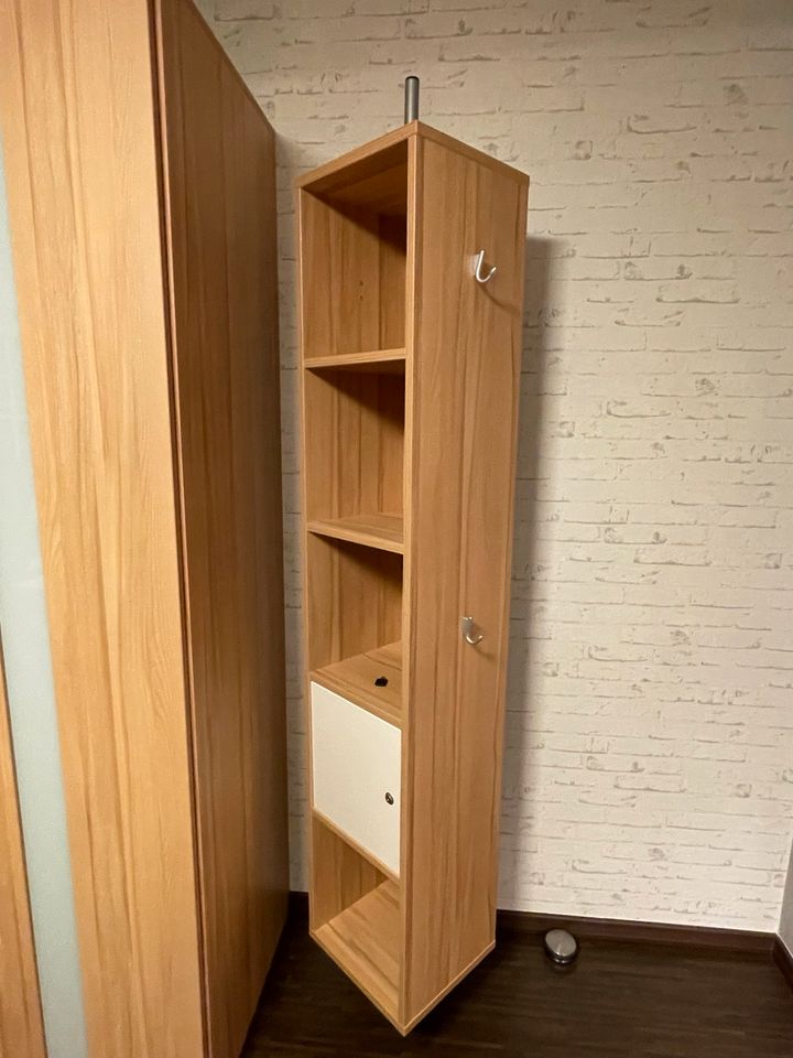 Drehschrank mit Tafel und Kleiderhaken in Gelsenkirchen