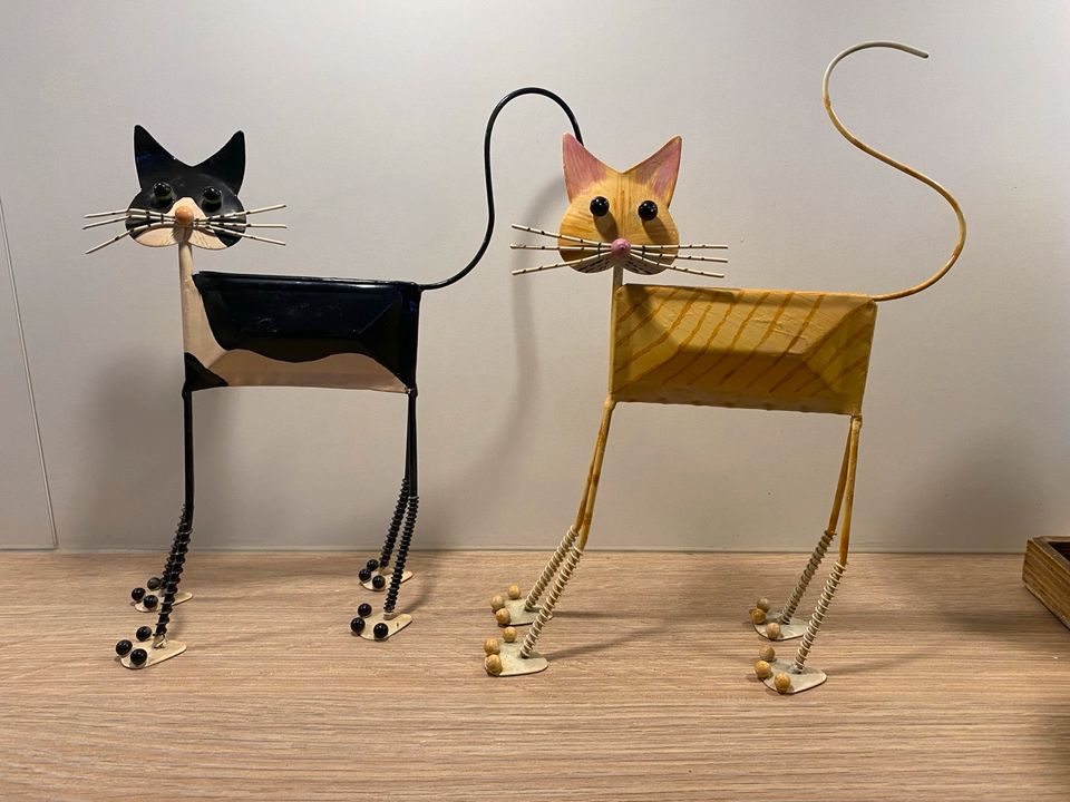 Katzen Figuren aus Metall und Holz Sammlung groß in Großenkneten