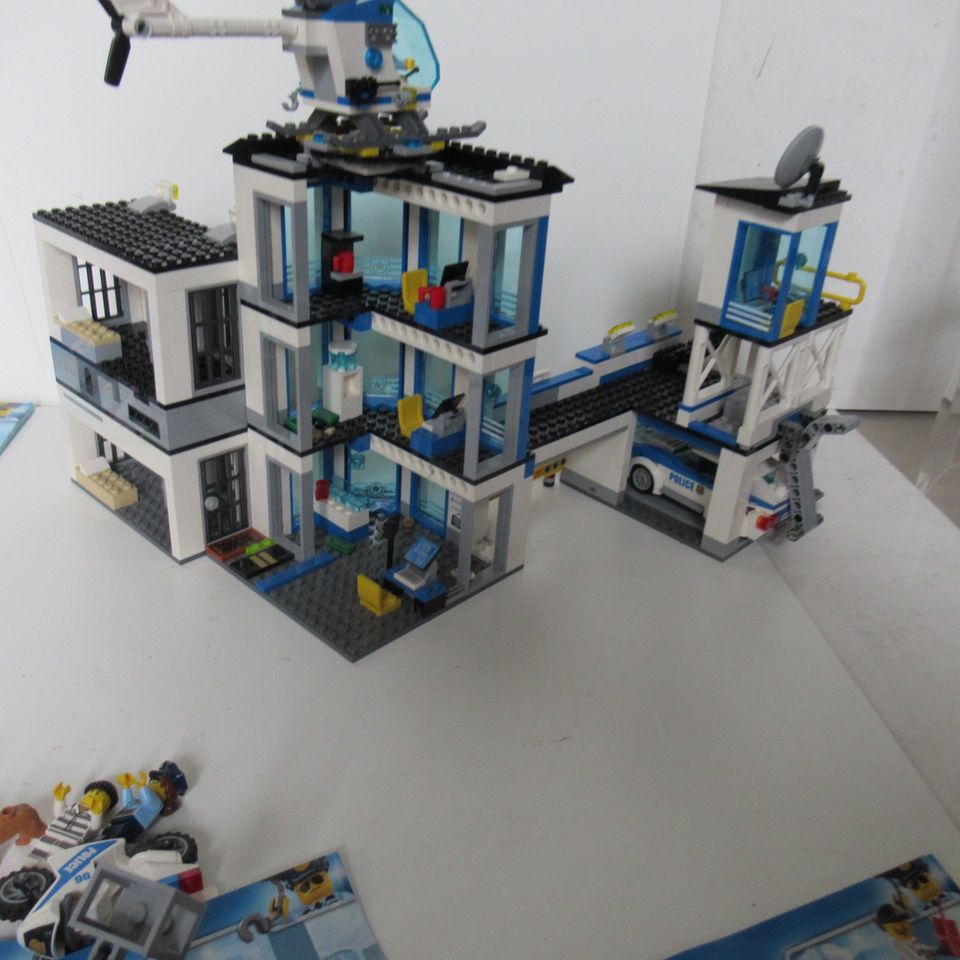 Lego Polizei Station 60141 mit allen Figuren und Bauanleitungen in Meißenheim