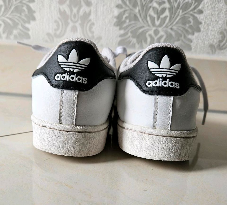 Adidas Superstars 35 in Hanau