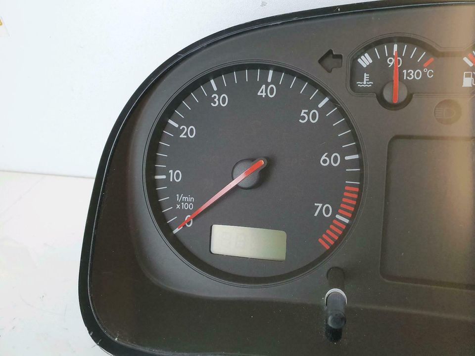 VW Golf IV 4 Tacho Kombiinstrument Tachometer 1J0920805B in Niederkassel