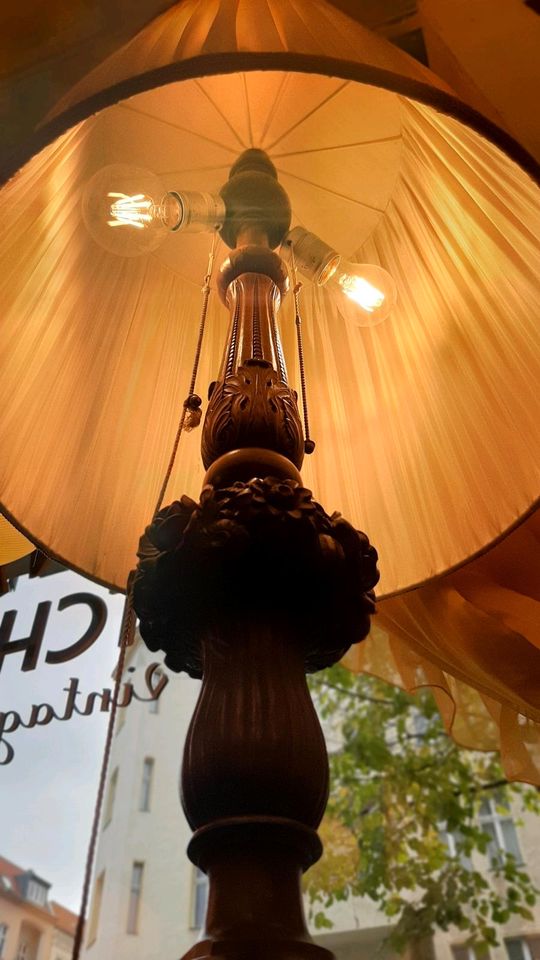 Stehlampe mit Vitrinentisch um 1900 Holz Antik Vintage in Berlin