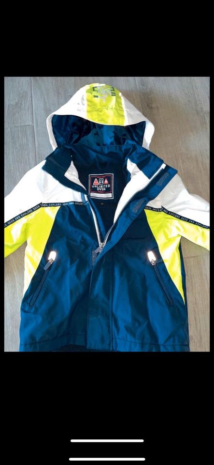 Übergangsjacke C&A Gr. 110 blau weiß neongrün in Bargeshagen